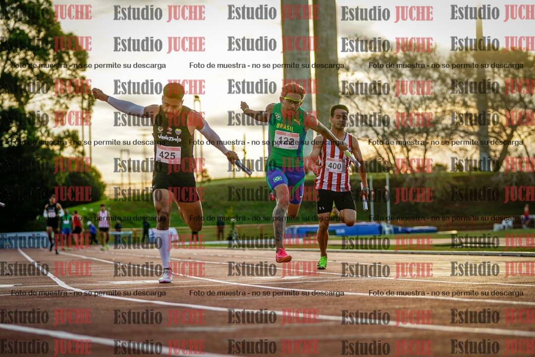 Fotos de las postas 4x100 m de varones - serie 2