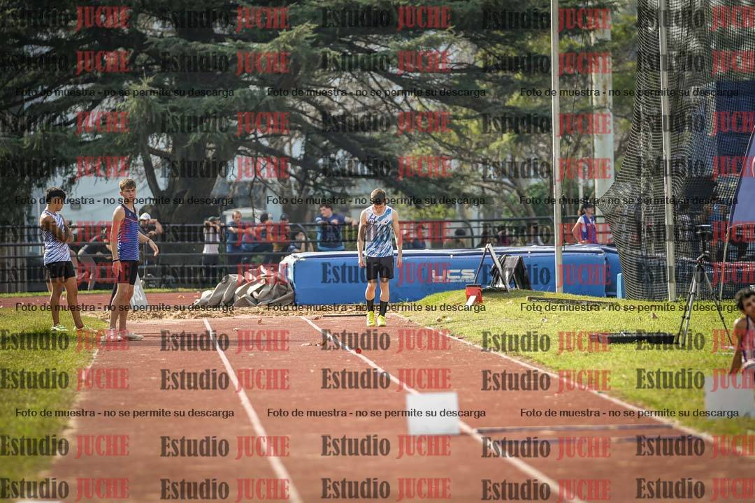 Fotos del salto en largo de varones