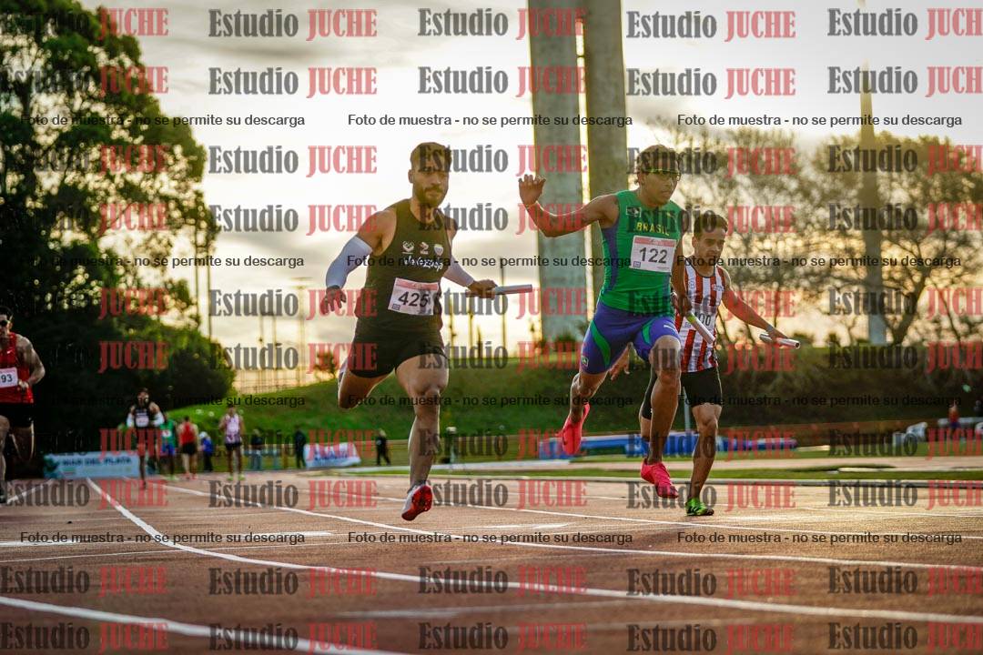 Fotos de las postas 4x100 m de varones - serie 2