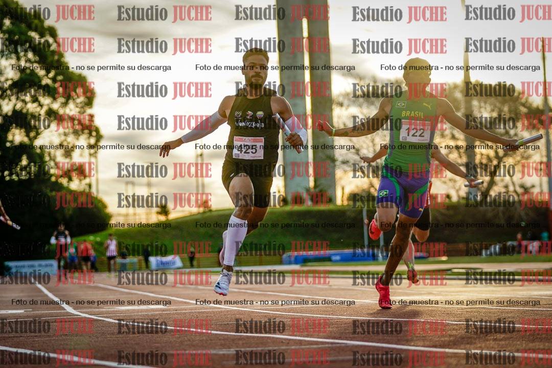 Fotos de las postas 4x100 m de varones - serie 2