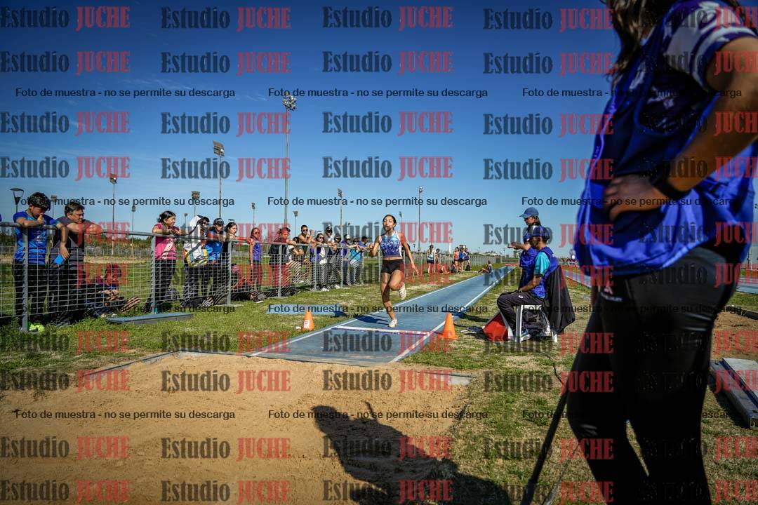 Fotos del salto en largo de mujeres