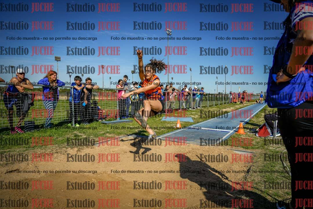 Fotos del salto en largo de mujeres