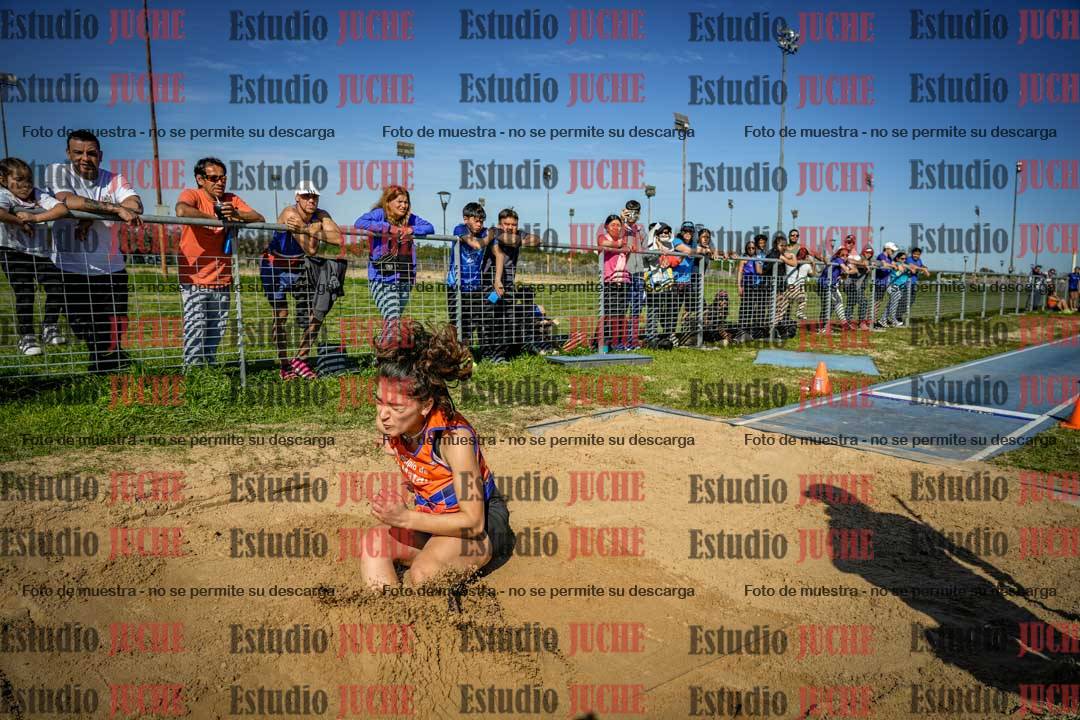 Fotos del salto en largo de mujeres