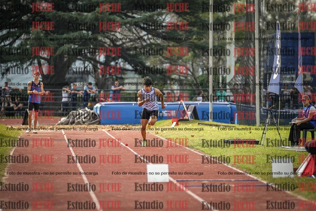 Fotos del salto en largo de varones