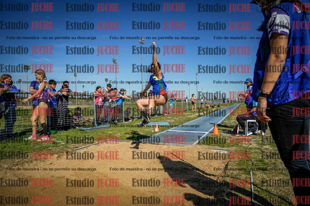 Fotos del salto en largo de mujeres