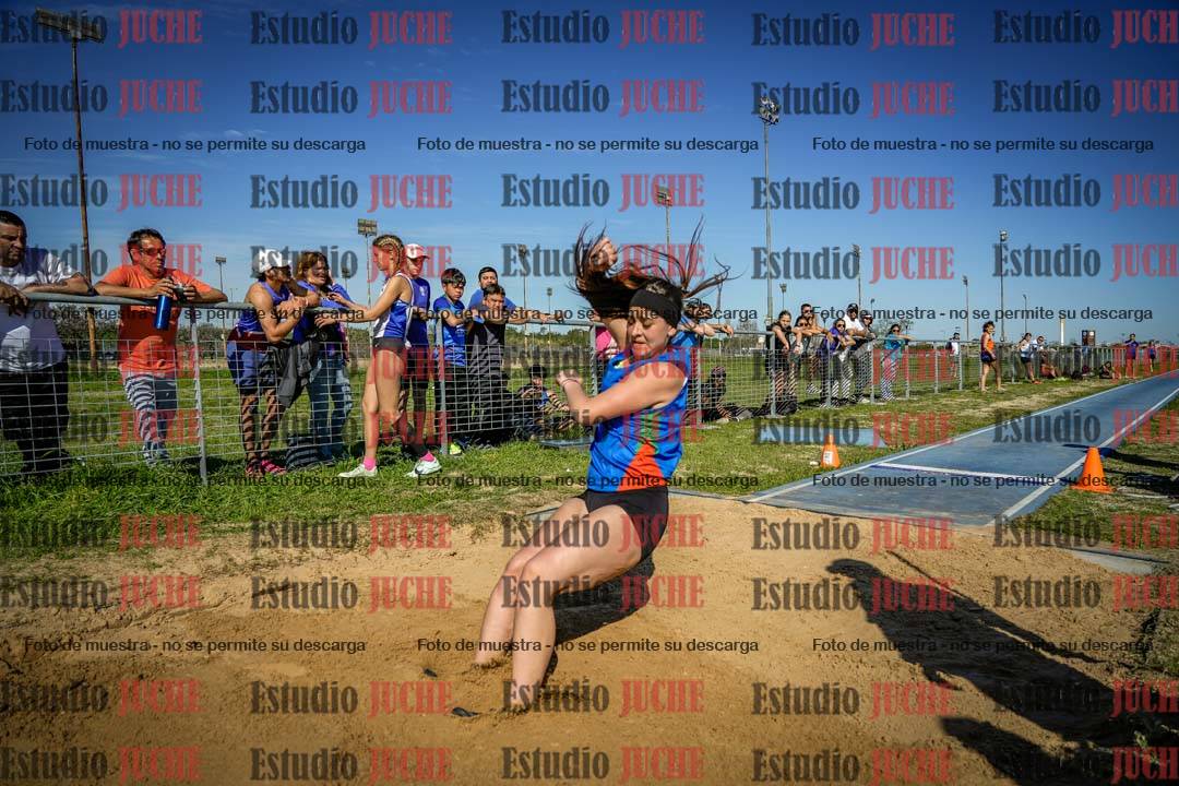 Fotos del salto en largo de mujeres
