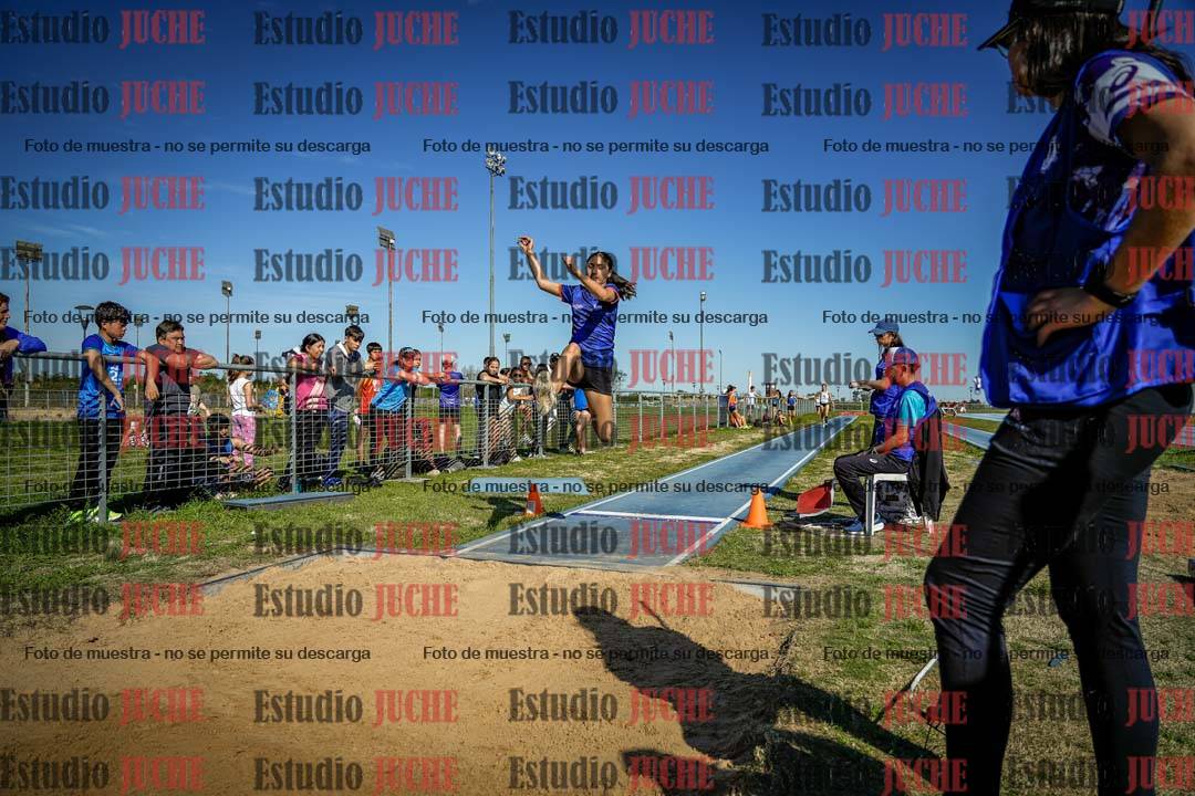 Fotos del salto en largo de mujeres