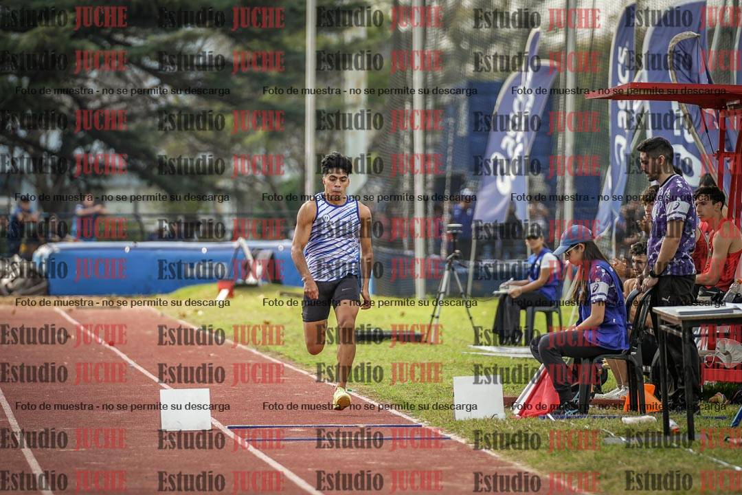 Fotos del salto en largo de varones