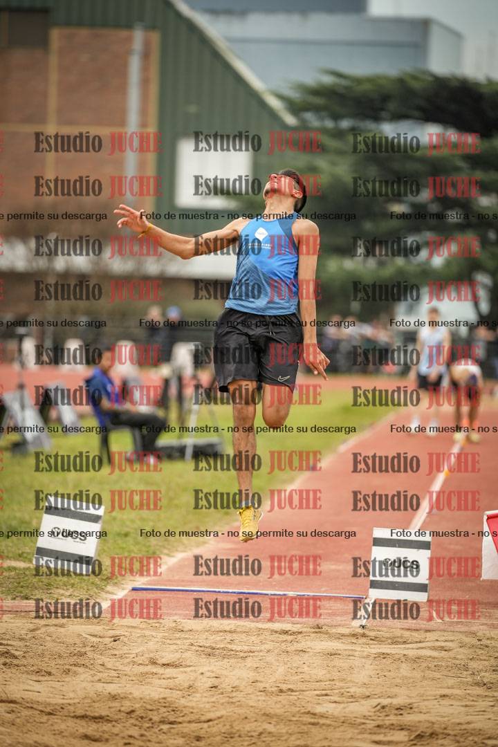 Fotos del salto en largo de varones