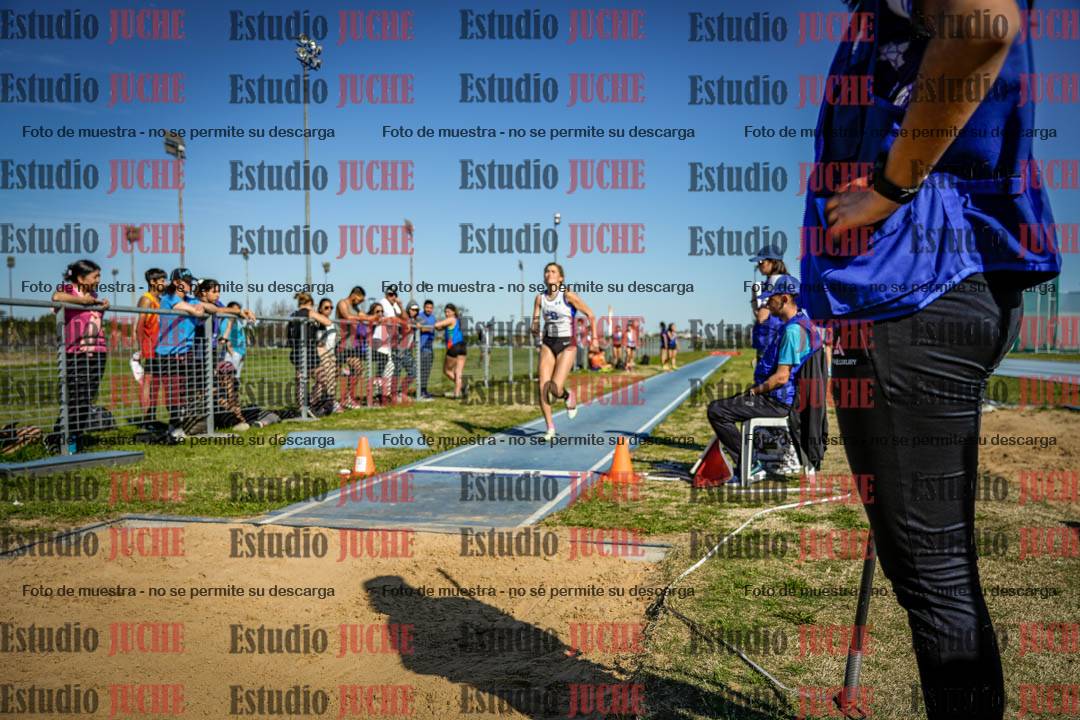 Fotos del salto en largo de mujeres