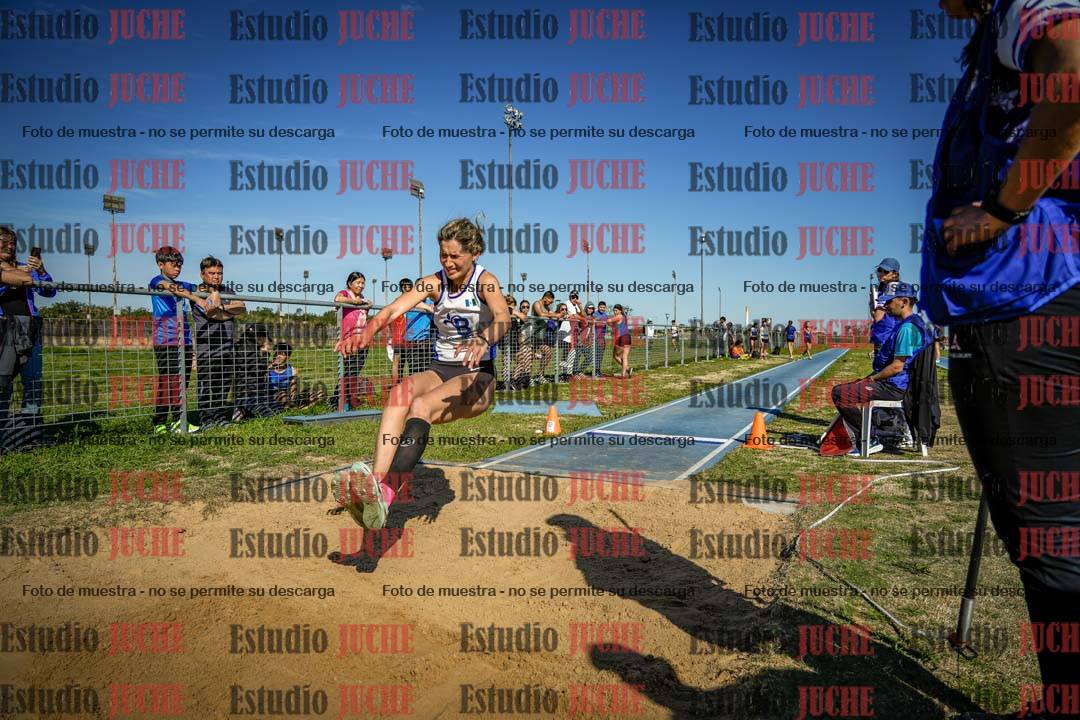 Fotos del salto en largo de mujeres