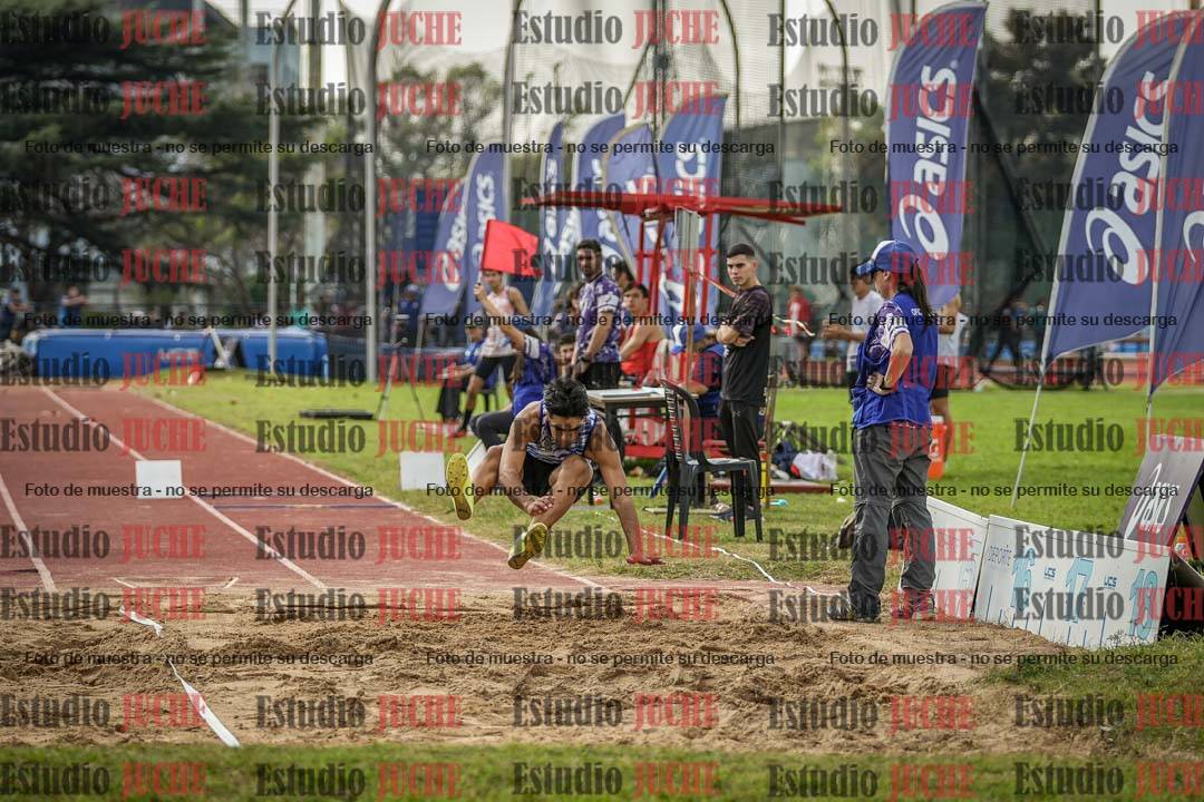 Fotos del salto en largo de varones