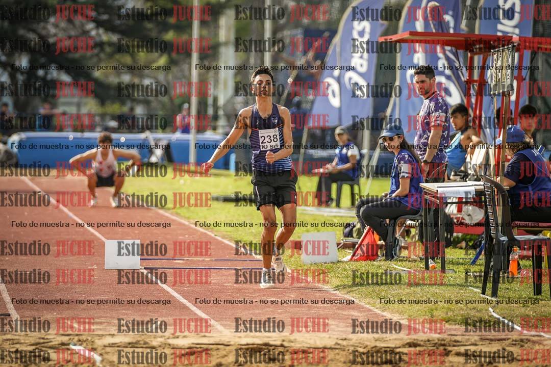 Fotos del salto en largo de varones