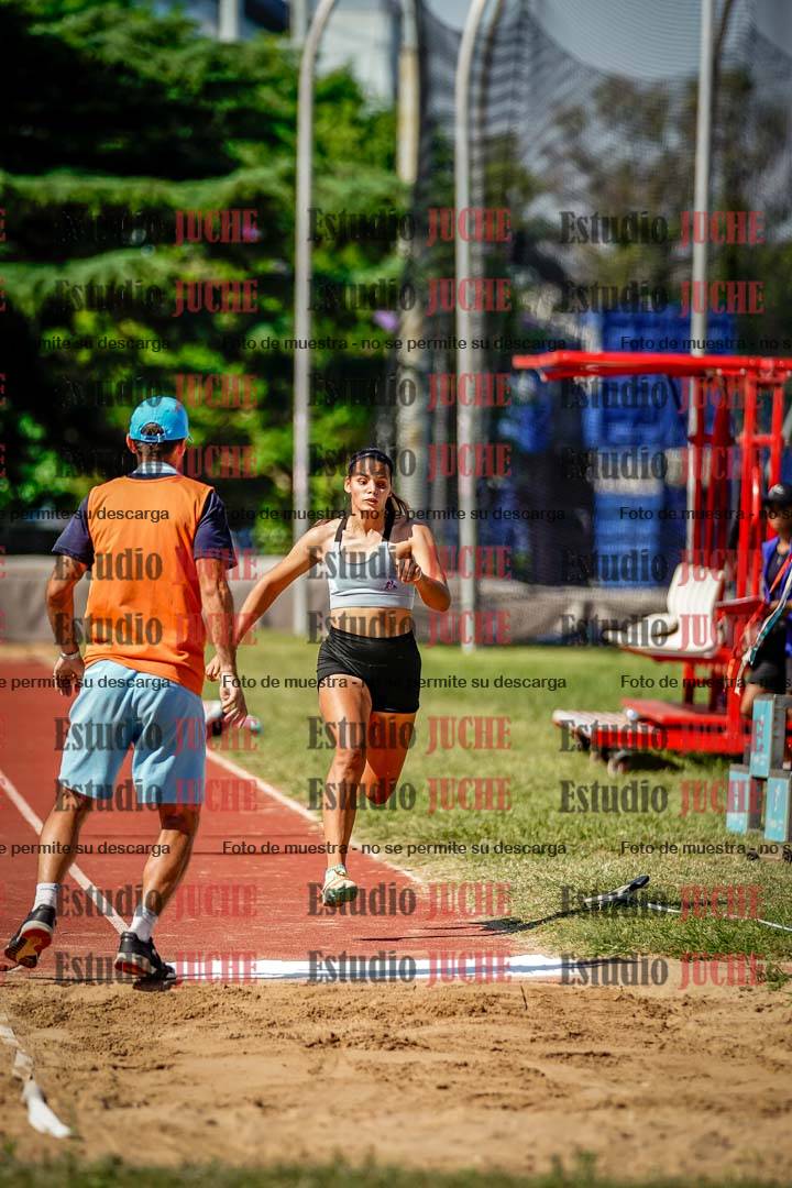 Fotos del salto en largo de mujeres