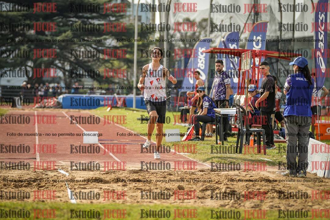 Fotos del salto en largo de varones