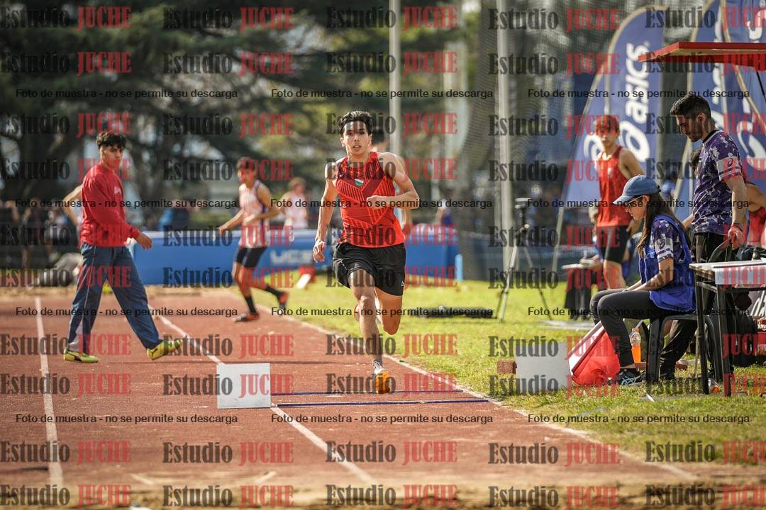 Fotos del salto en largo de varones