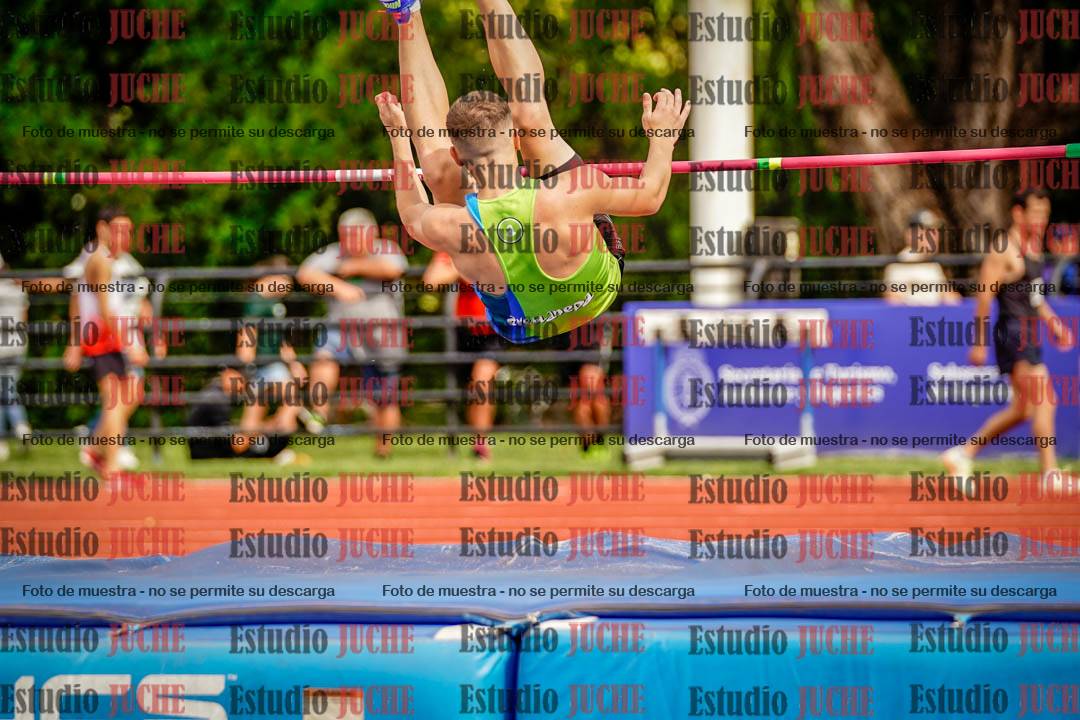Fotos del salto en alto de mujeres y varones