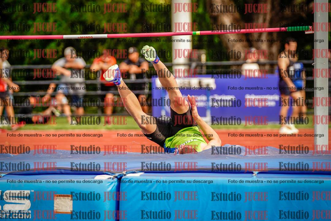 Fotos del salto en alto de mujeres y varones