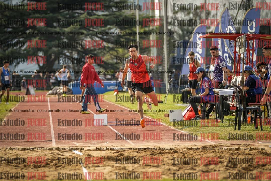 Fotos del salto en largo de varones