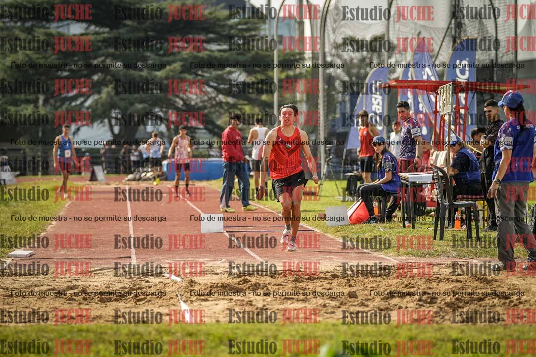 Fotos del salto en largo de varones
