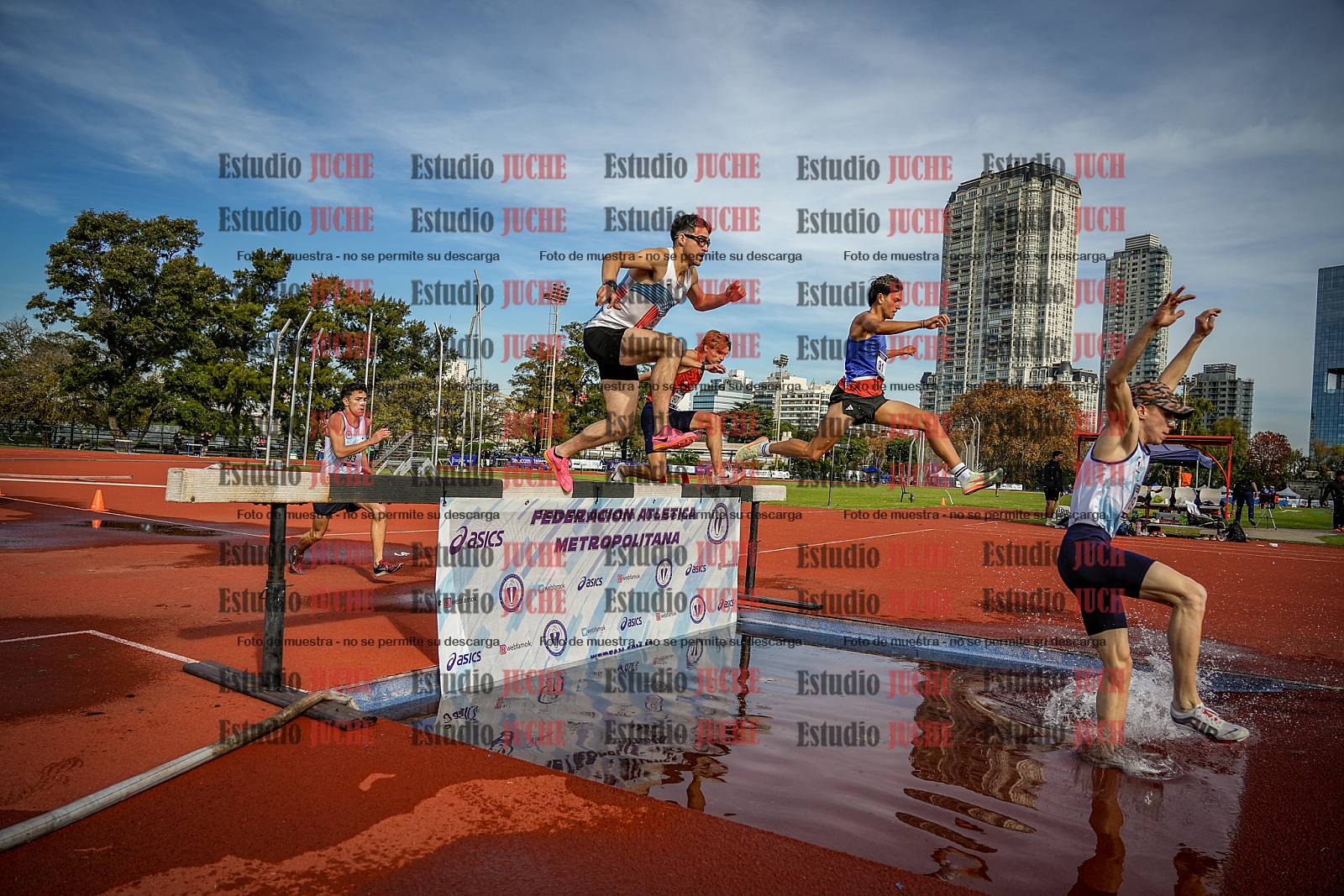 Fotos de los 3000 m con obstáculos de varones