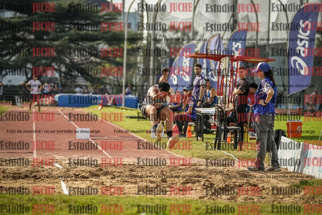 Fotos del salto en largo de varones