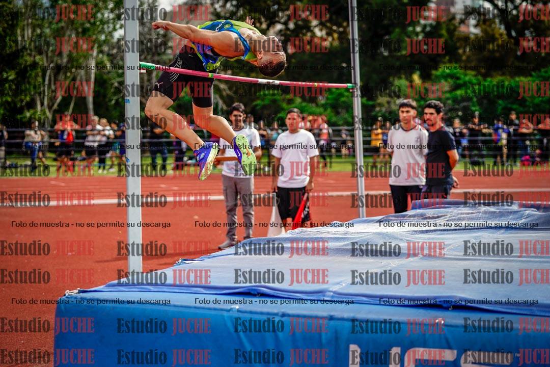 Fotos del salto en alto de mujeres y varones