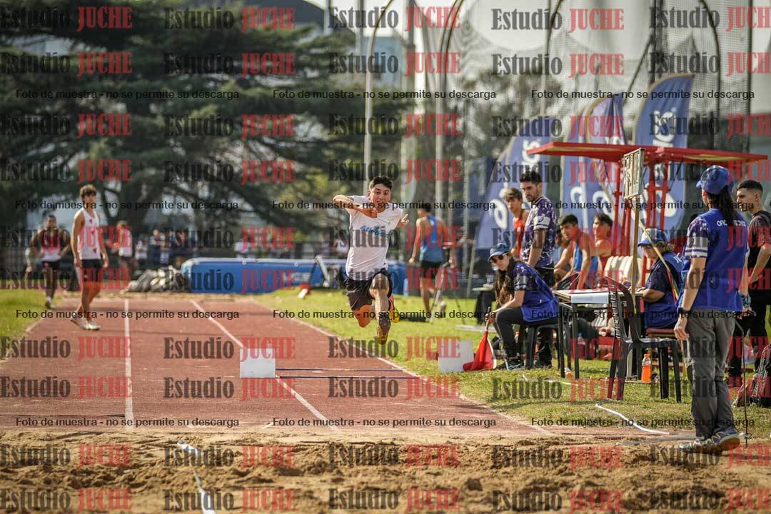 Fotos del salto en largo de varones