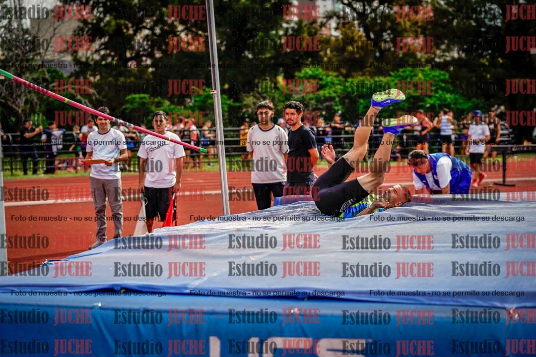 Fotos del salto en alto de mujeres y varones