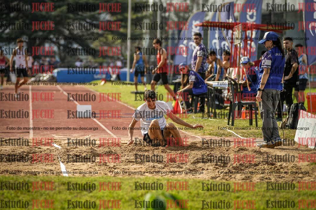 Fotos del salto en largo de varones