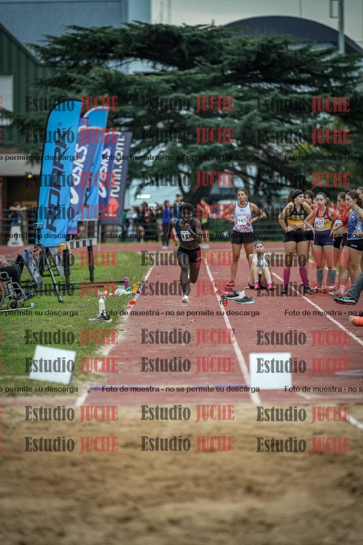 Fotos del salto en largo de mujeres