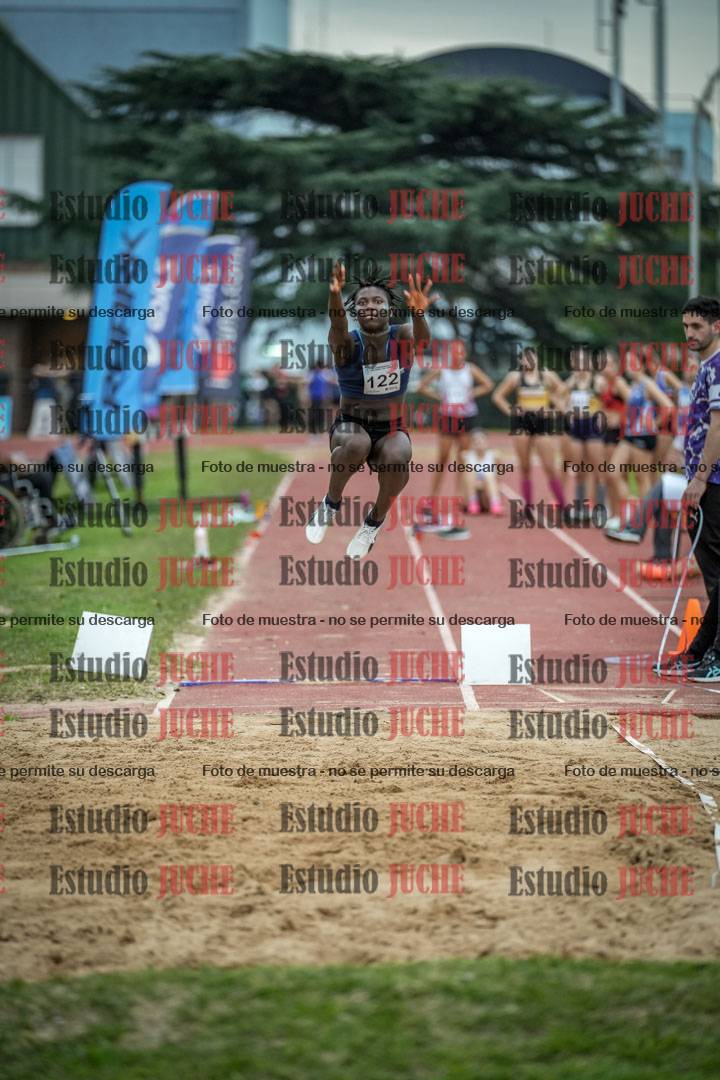 Fotos del salto en largo de mujeres