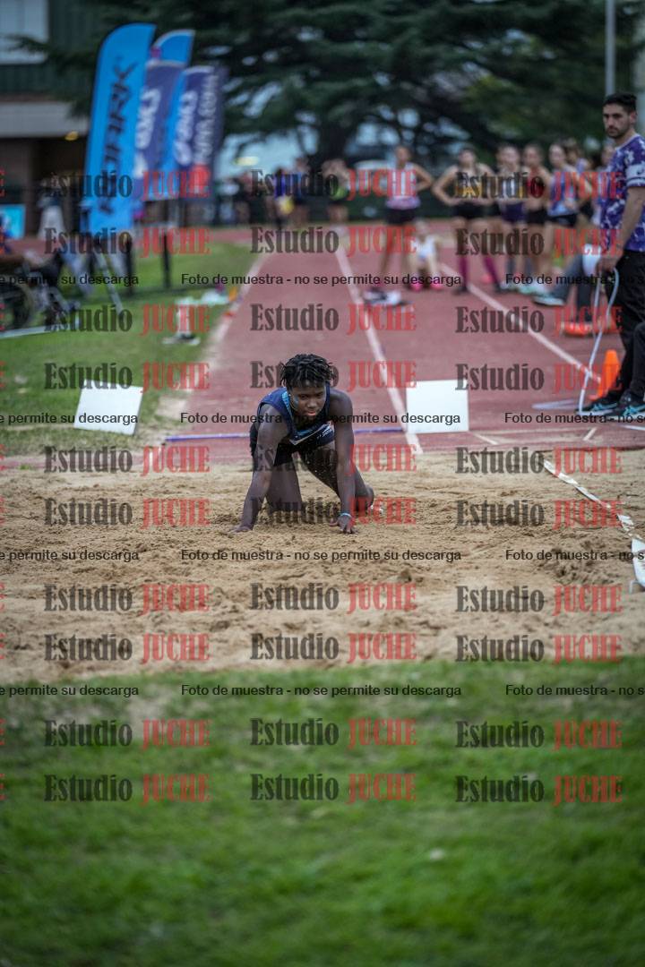 Fotos del salto en largo de mujeres