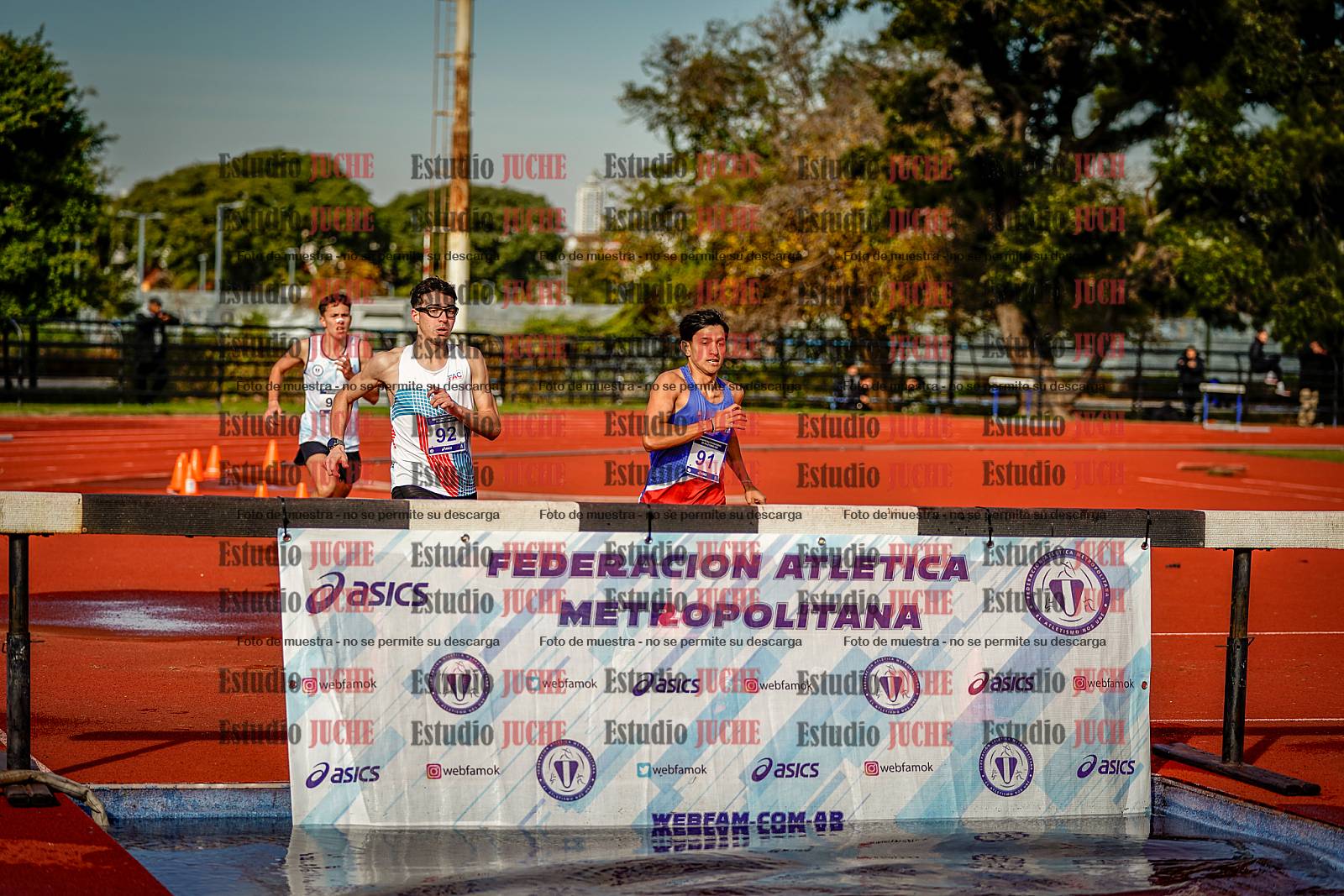 Fotos de los 3000 m con obstáculos de varones