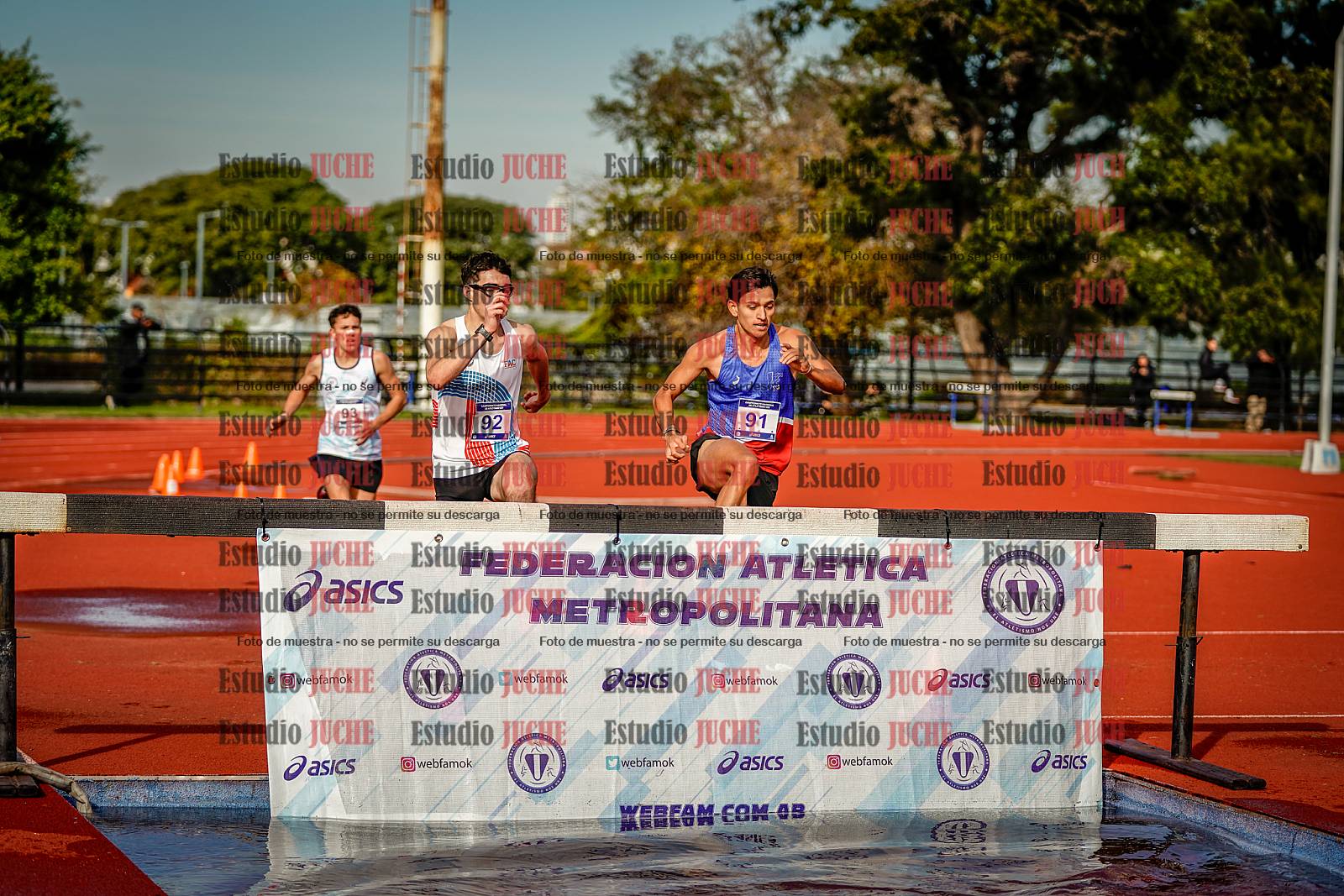 Fotos de los 3000 m con obstáculos de varones