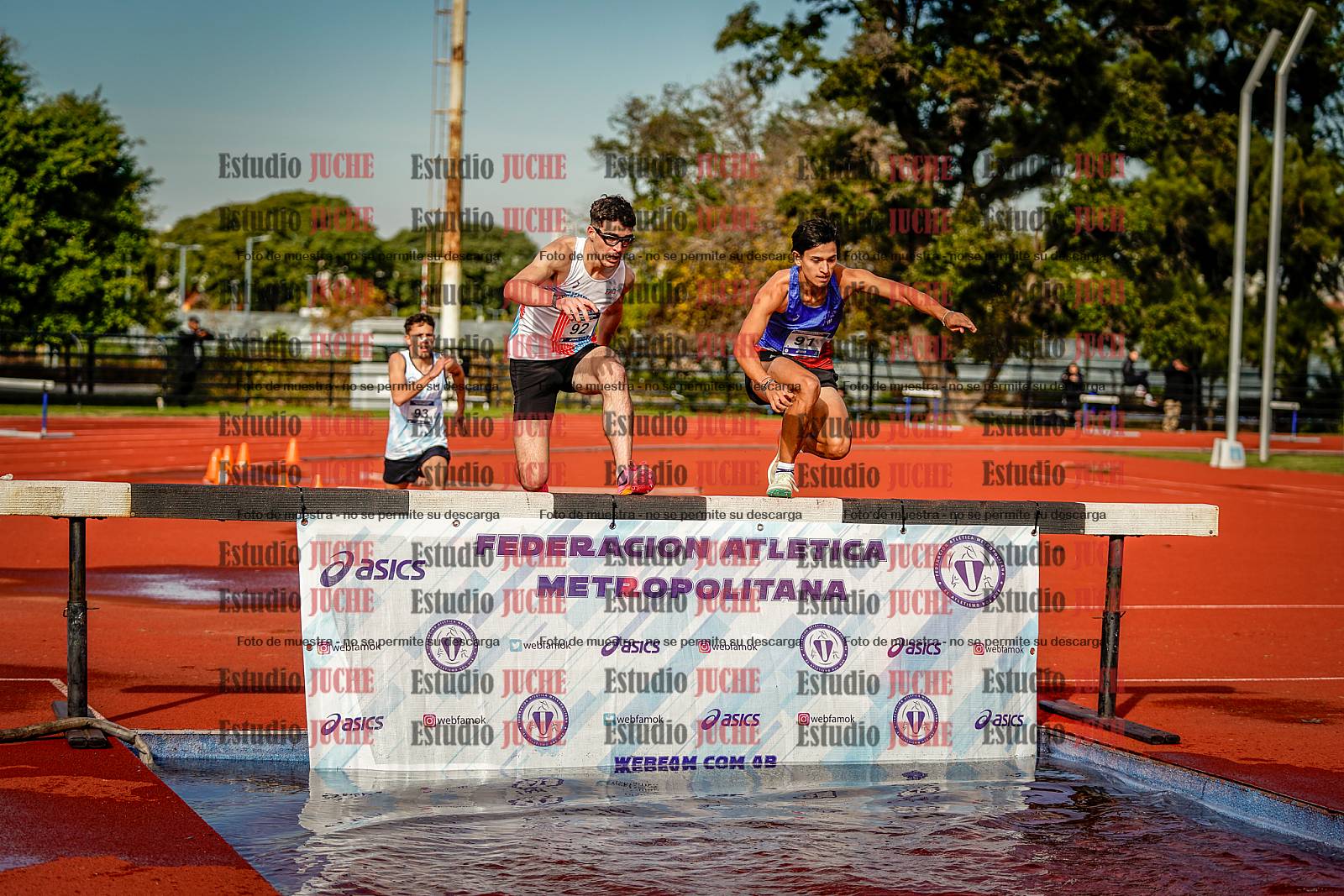 Fotos de los 3000 m con obstáculos de varones