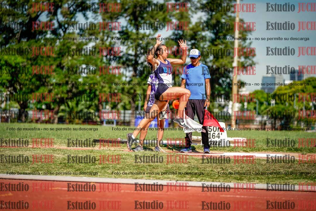 Fotos del salto en largo de mujeres