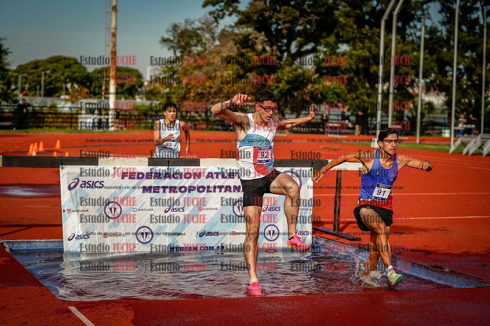 Fotos de los 3000 m con obstáculos de varones