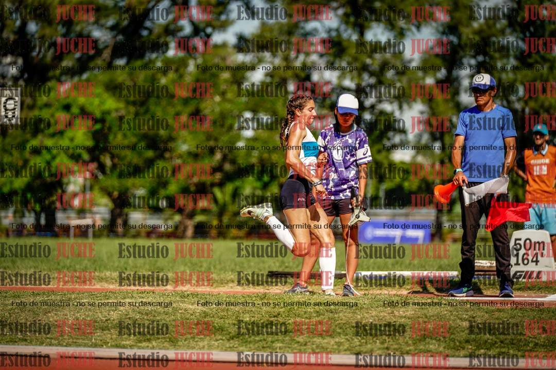 Fotos del salto en largo de mujeres