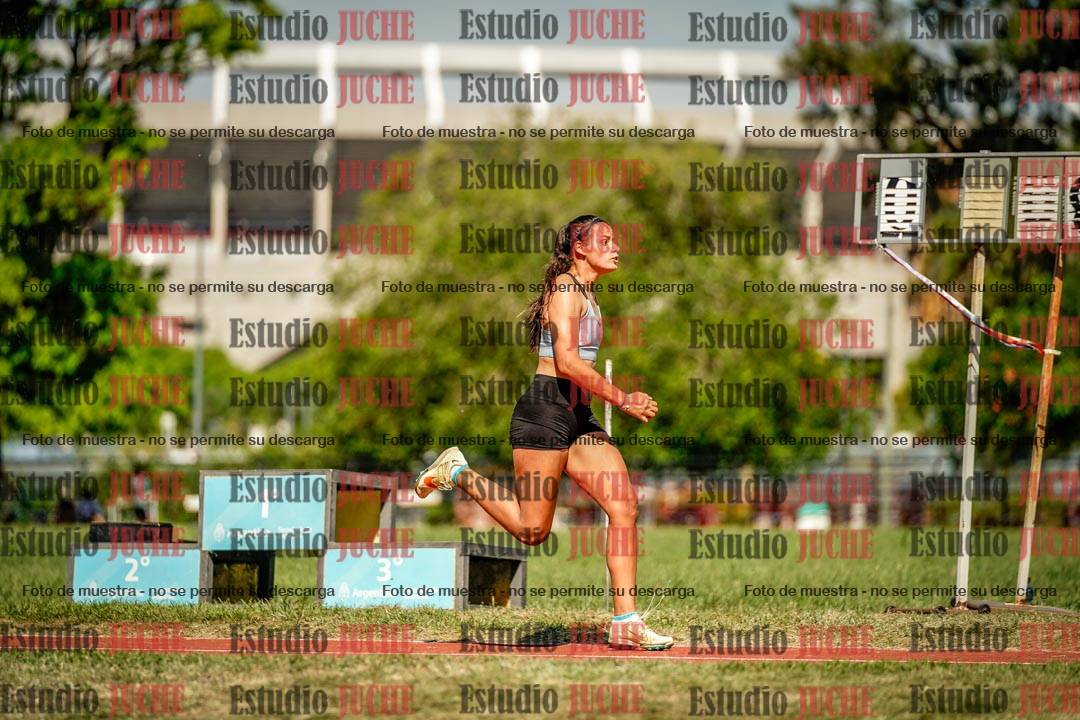 Fotos del salto en largo de mujeres