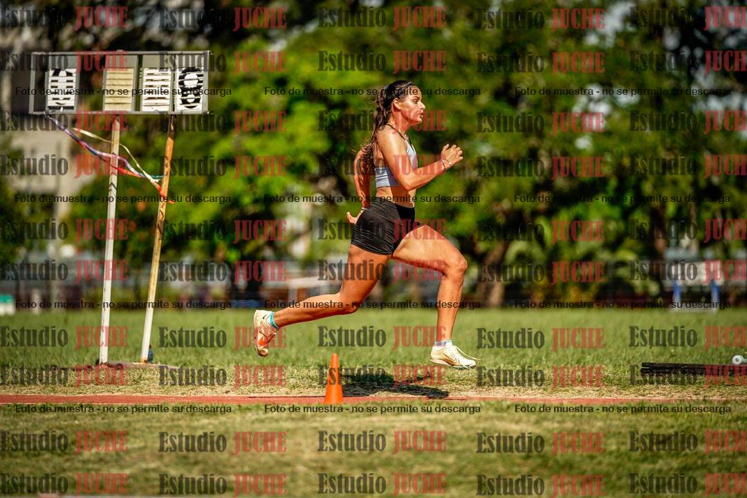 Fotos del salto en largo de mujeres
