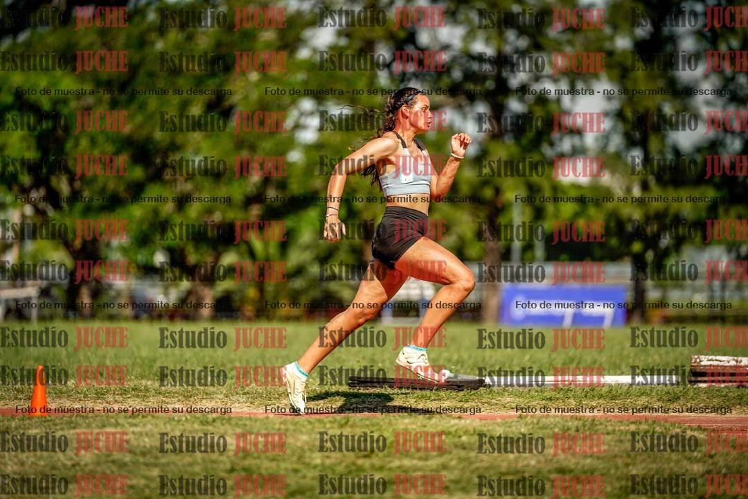 Fotos del salto en largo de mujeres