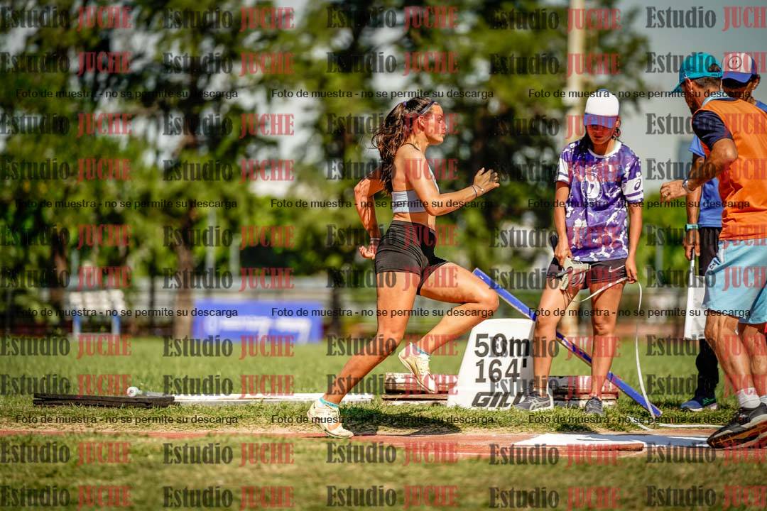 Fotos del salto en largo de mujeres