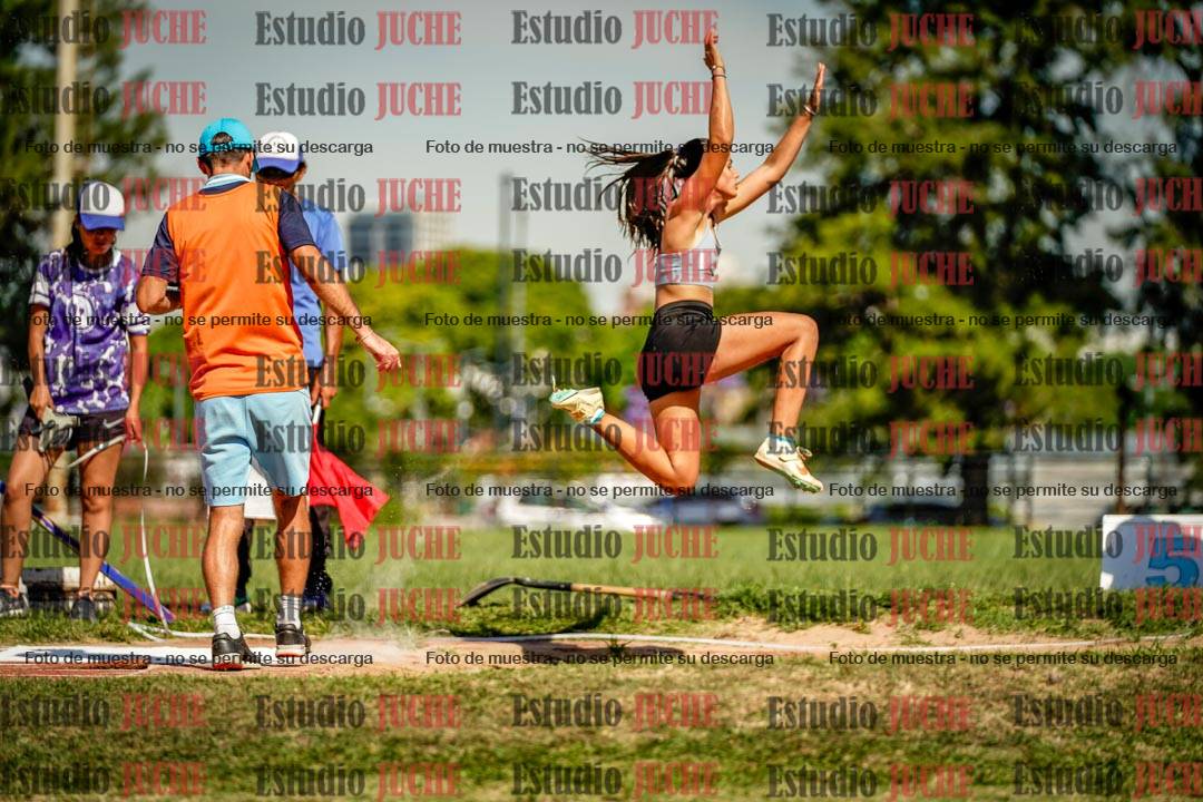 Fotos del salto en largo de mujeres
