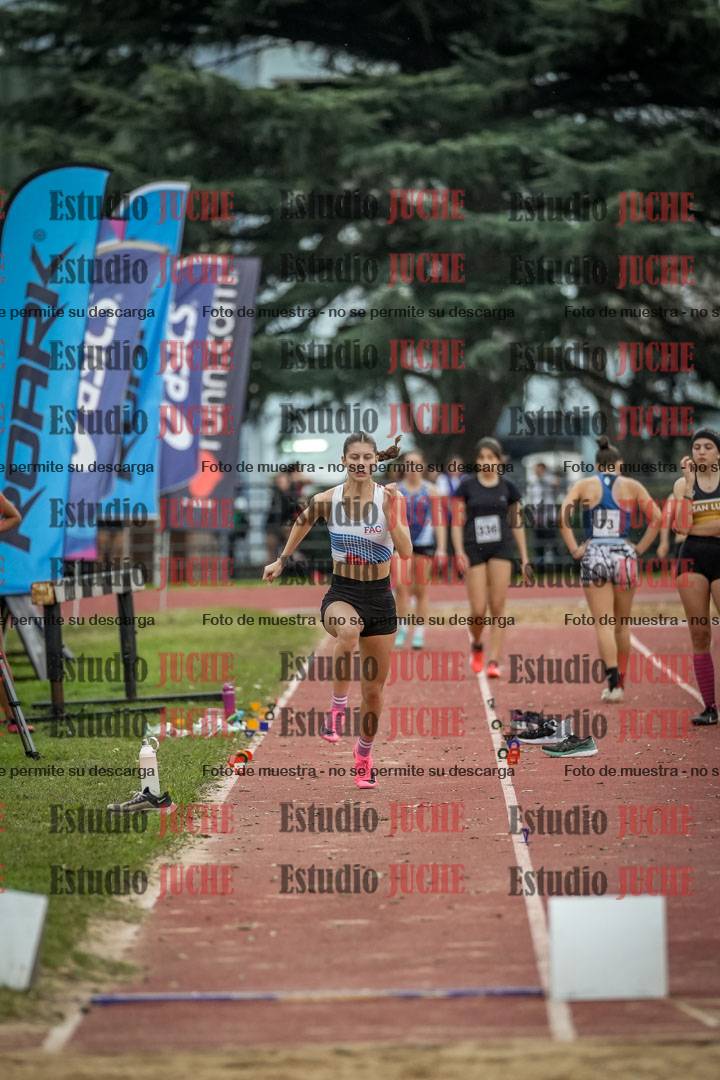 Fotos del salto en largo de mujeres