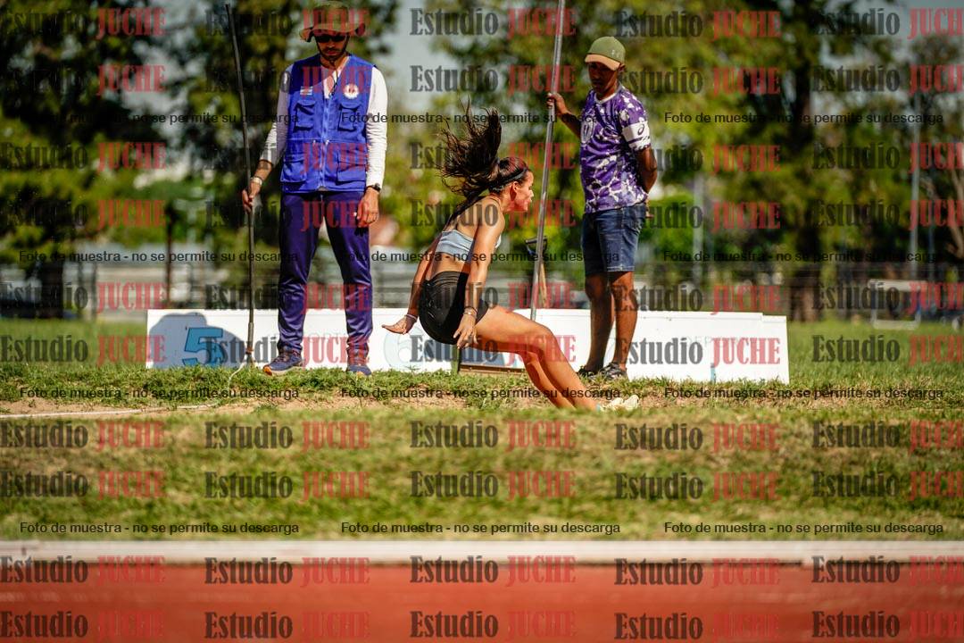 Fotos del salto en largo de mujeres
