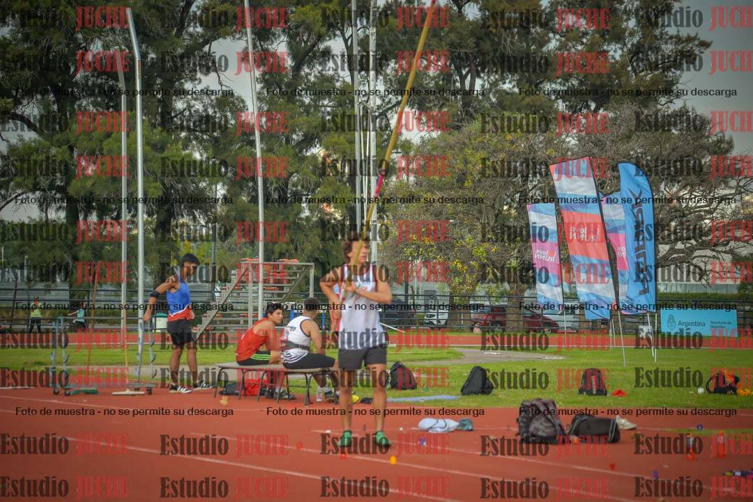 Fotos del salto con garrocha de varones - decatlón 8