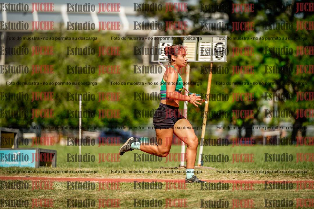 Fotos del salto en largo de mujeres