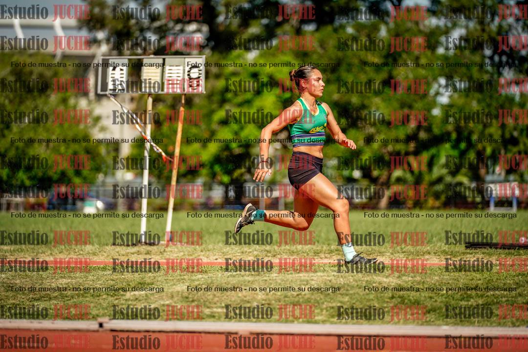 Fotos del salto en largo de mujeres