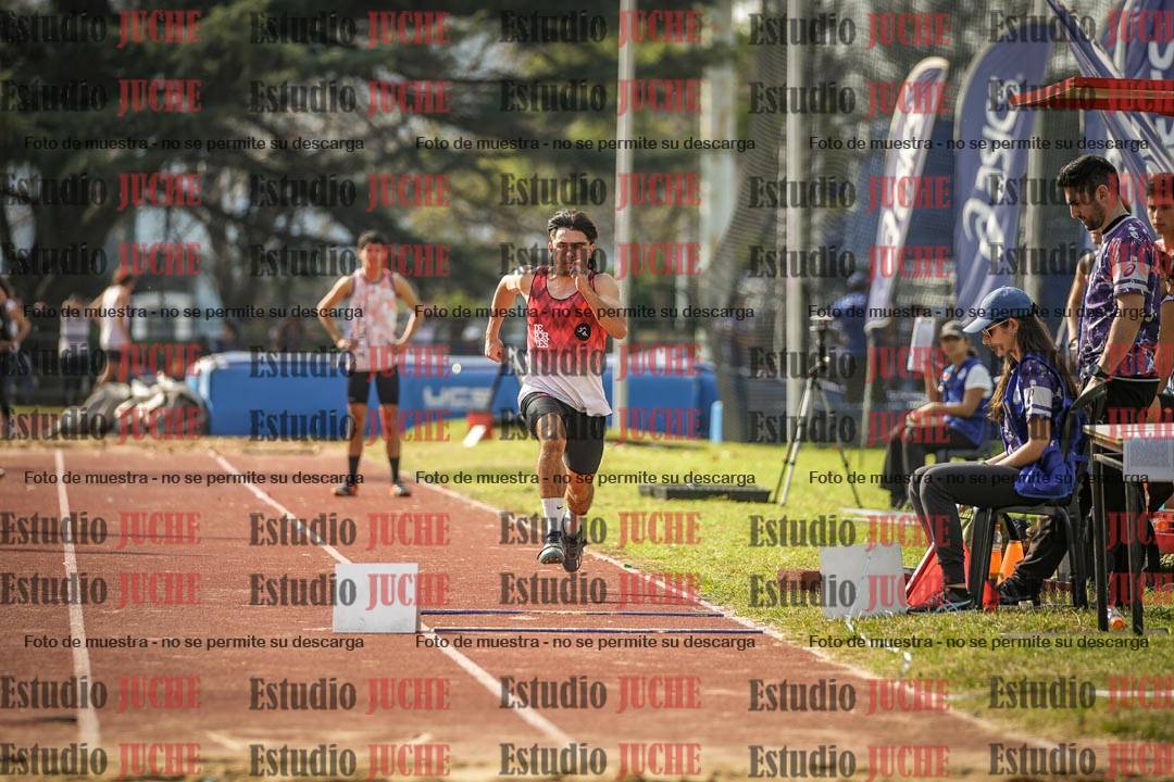 Fotos del salto en largo de varones